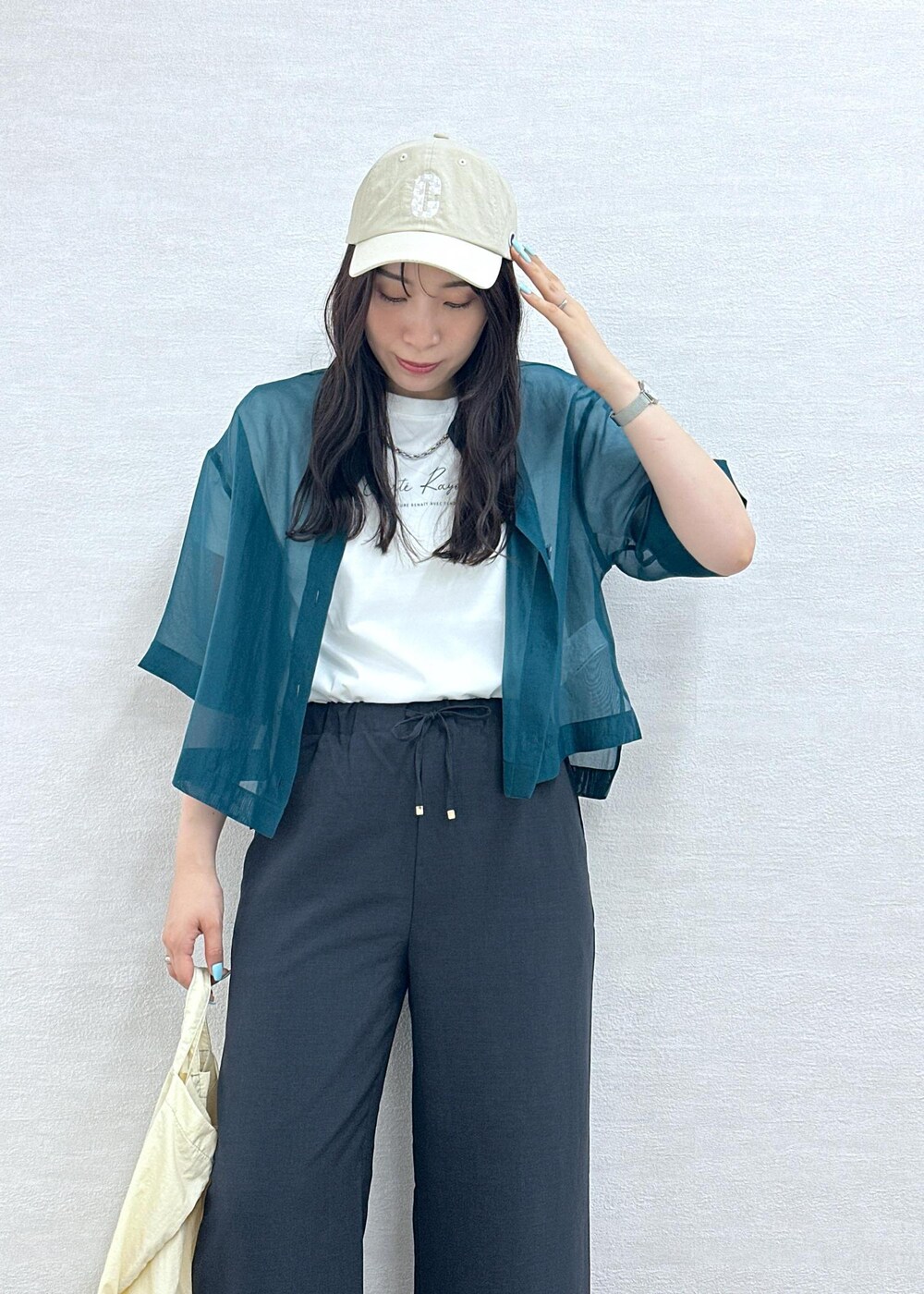 グリーン系のシャツ/ブラウス、ホワイト系のTシャツ/カットソー、グレー系のその他パンツを着用したレディースの夏コーディネートの6枚目の写真