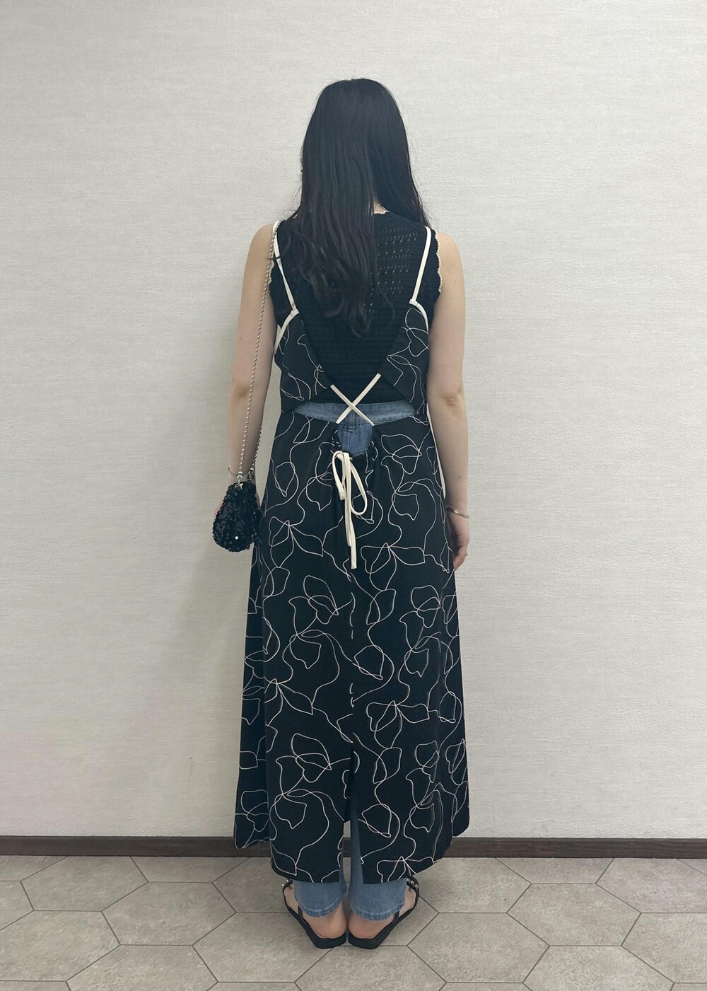 ブラック系のサンダル、ブラック系のショルダーバッグ、ブラウン系のニット/セーターを着用したレディースの春コーディネートの3枚目の写真