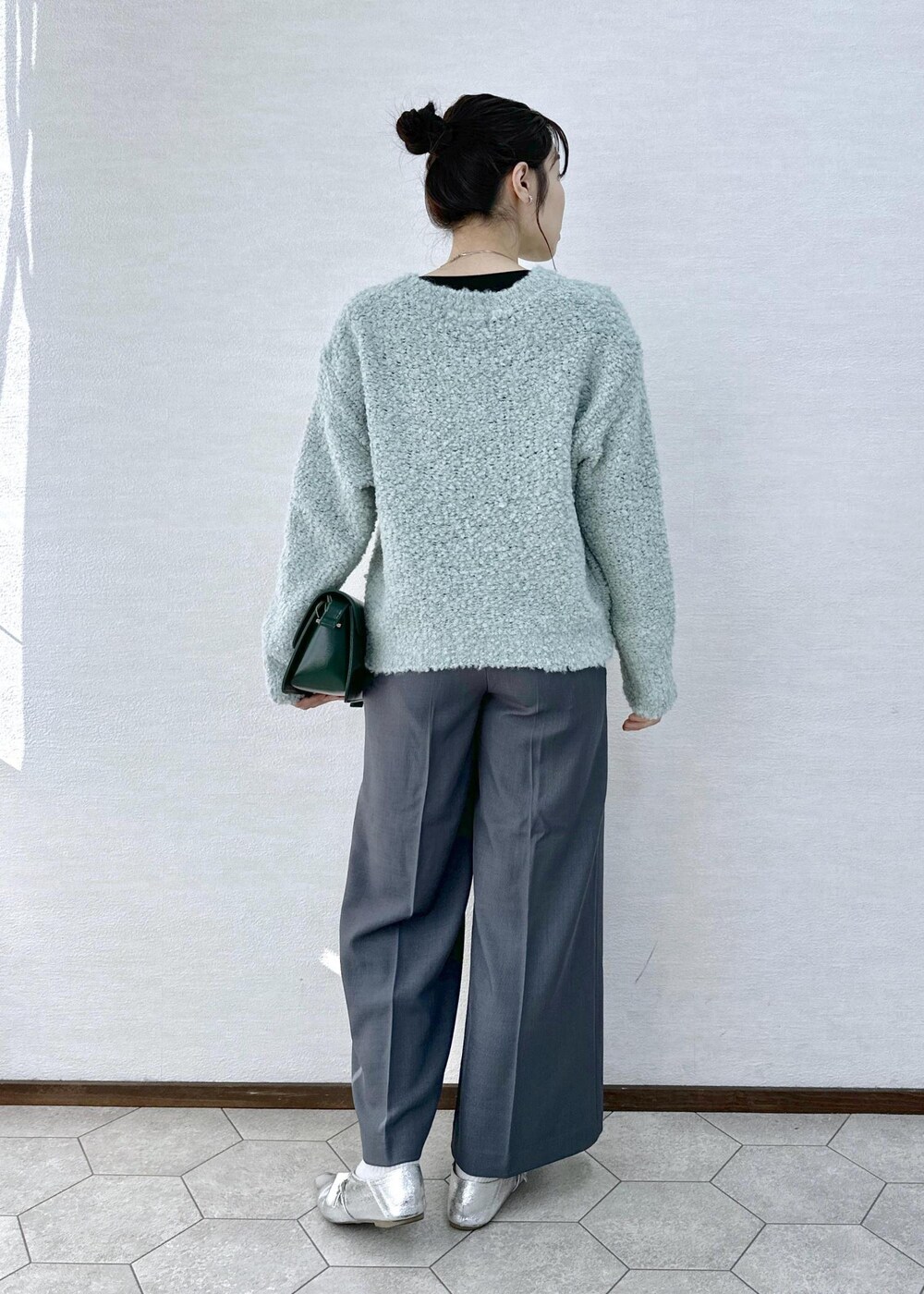 グリーン系のショルダーバッグ、グレー系のその他パンツ、グリーン系のニット/セーターを着用したレディースの冬コーディネートの4枚目の写真