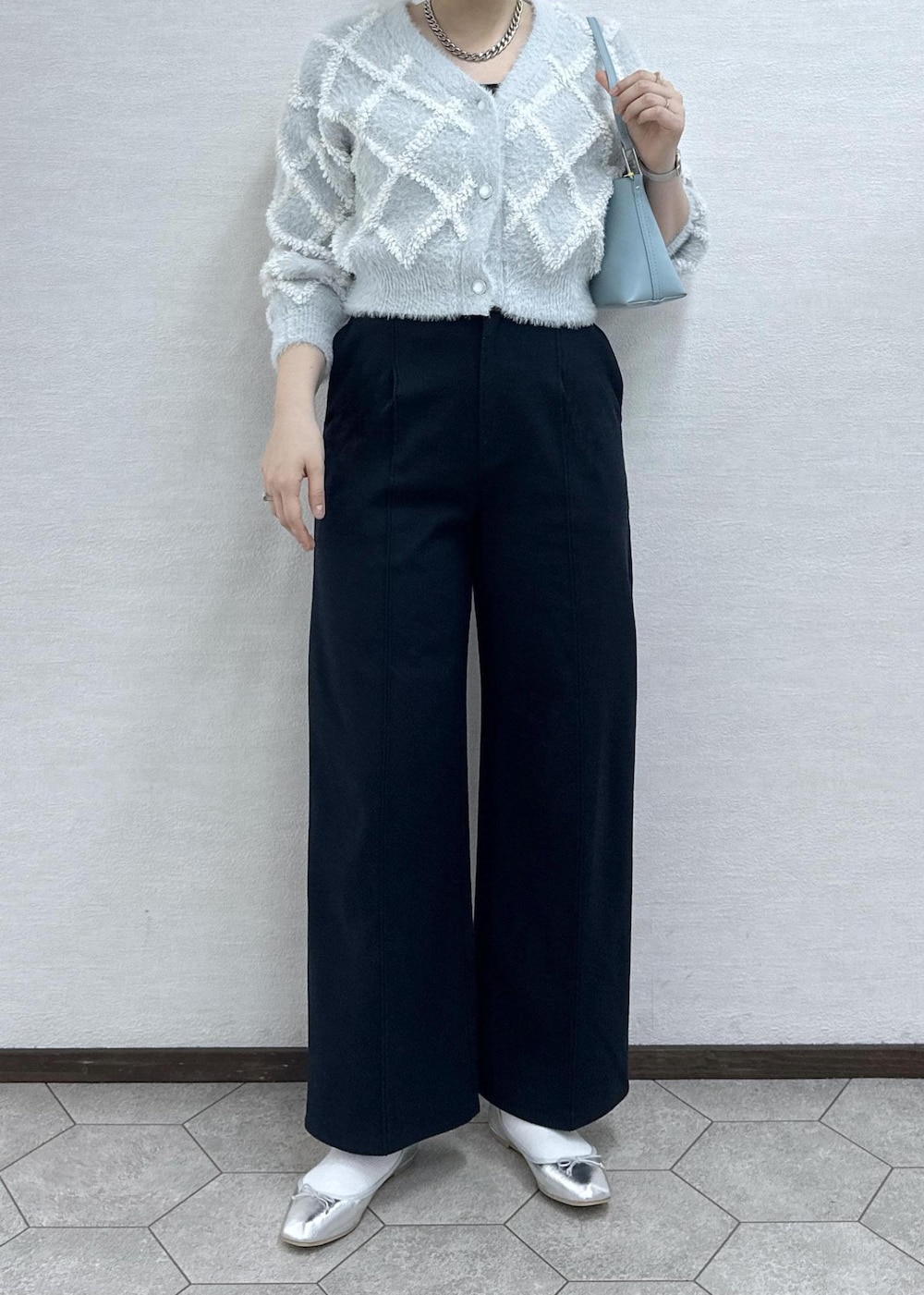 シルバー系のバレエシューズ、ブルー系のその他パンツ、ブルー系のショルダーバッグを着用したレディースの冬コーディネートの6枚目の写真