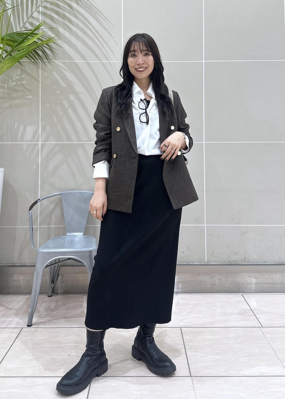 ホワイト系のシャツ/ブラウス、ブラウン系のテーラードジャケット、ベージュ系のショルダーバッグを着用したレディースの秋コーディネートの2枚目の写真