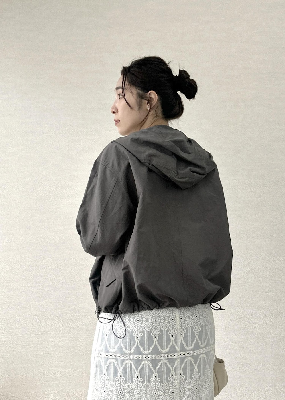ブルー系のデニムパンツ、ホワイト系のワンピース、ホワイト系のタンクトップを着用したレディースの春コーディネートの8枚目の写真