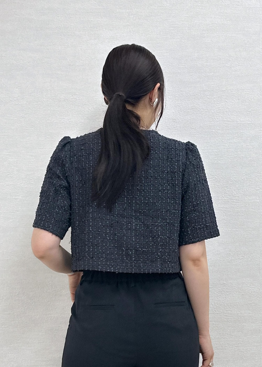 ブラック系のショルダーバッグ、ブラック系のパンプス、グレー系のその他パンツを着用したレディースの夏コーディネートの7枚目の写真