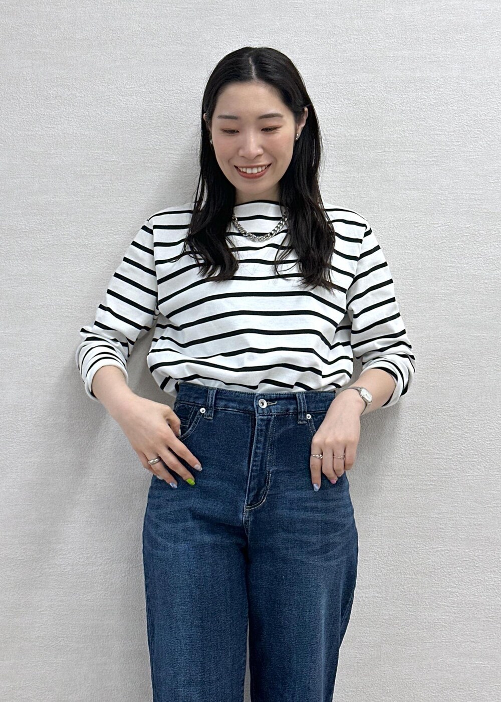 ホワイト系のTシャツ/カットソー、ブルー系のデニムパンツ、ホワイト系のショルダーバッグを着用したレディースの春コーディネートの5枚目の写真