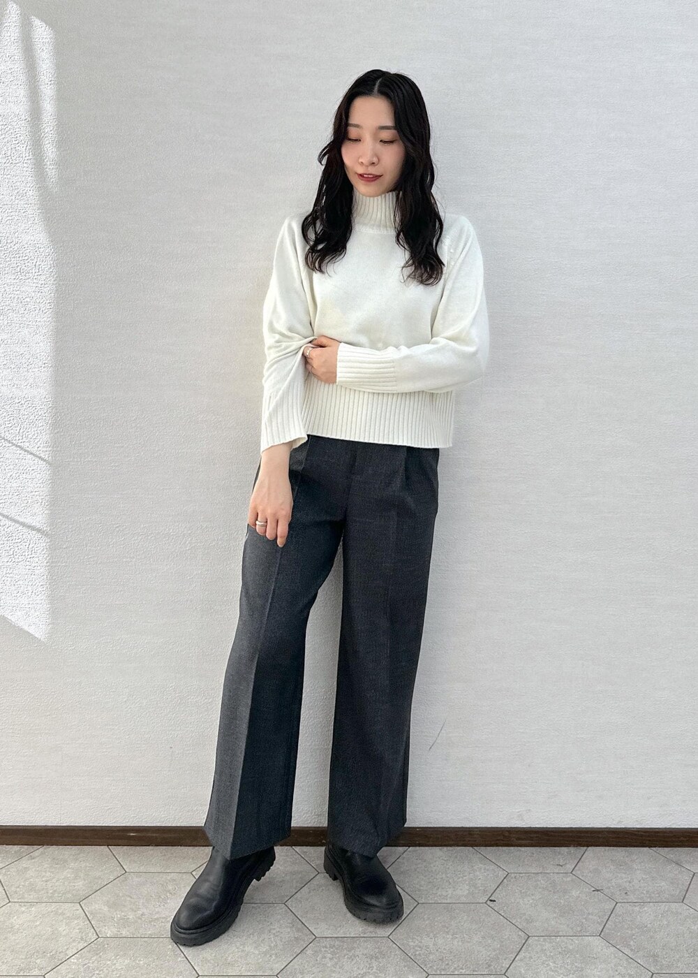 ホワイト系のニット/セーター、グレー系のその他アウター、グレー系のその他パンツを着用したレディースの冬コーディネートの7枚目の写真