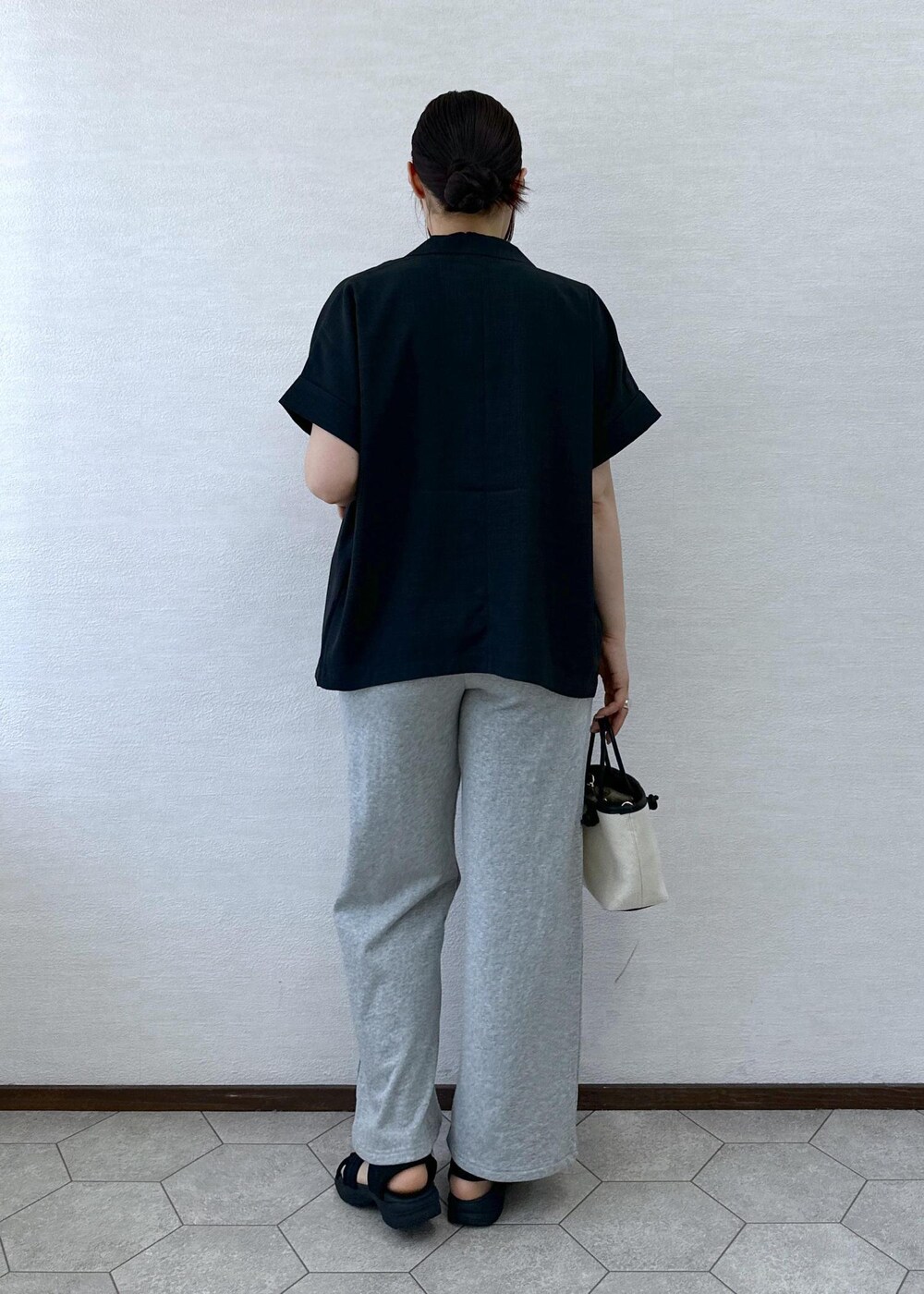 グレー系のその他パンツ、ブラック系のサンダル、グレー系のテーラードジャケットを着用したレディースの春コーディネートの4枚目の写真
