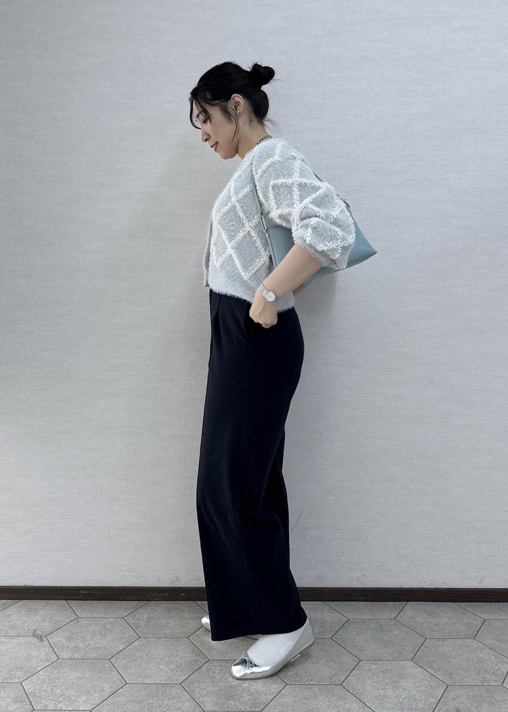 シルバー系のバレエシューズ、ブルー系のその他パンツ、ブルー系のショルダーバッグを着用したレディースの冬コーディネートの4枚目の写真