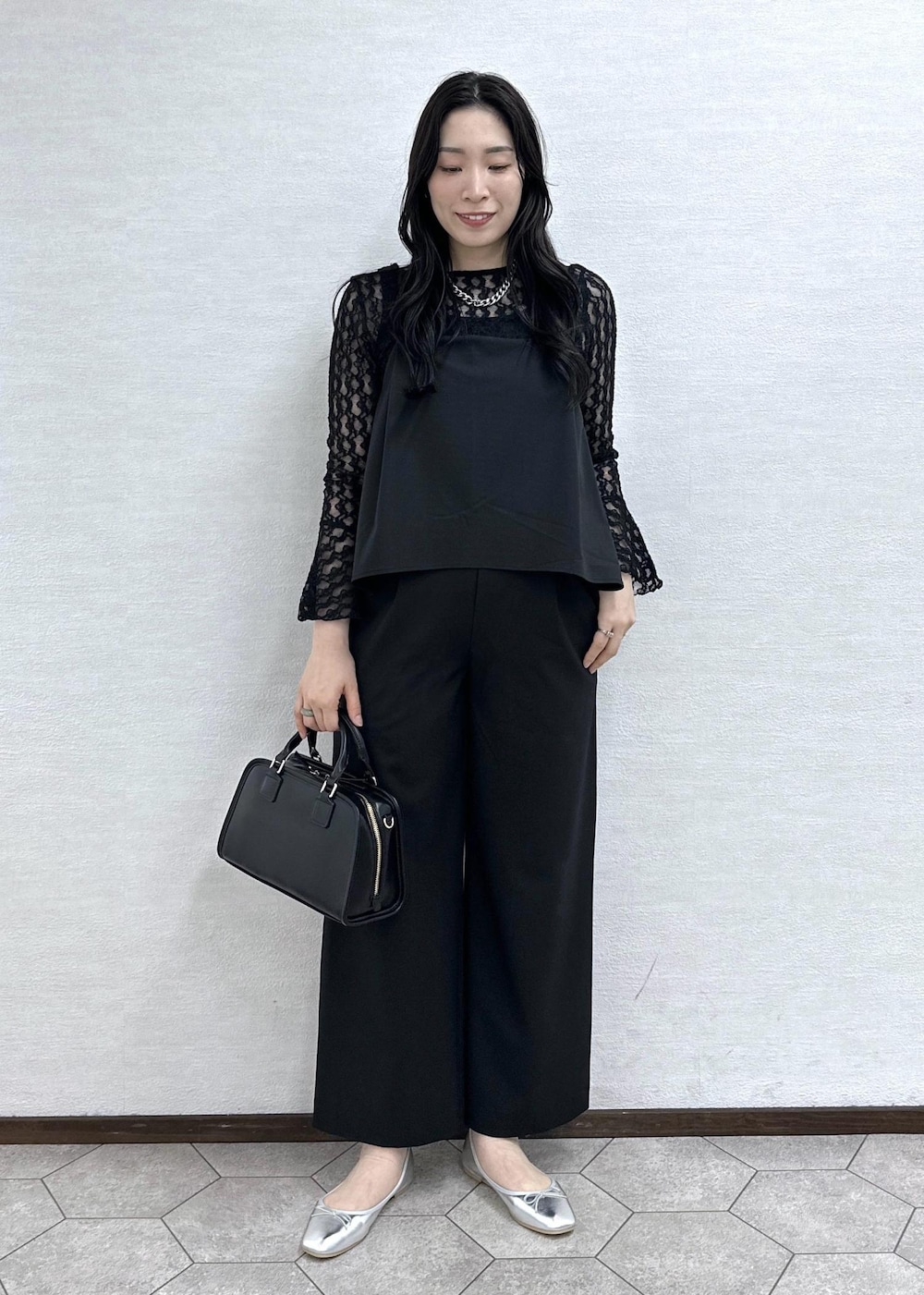 ブラック系のボストンバッグ、ブラック系のつなぎ/オールインワン、ブラック系のTシャツ/カットソーを着用したレディースの春コーディネートの2枚目の写真