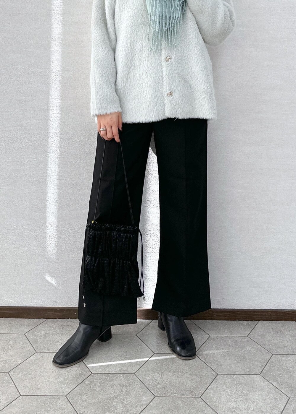 ブラック系のその他パンツ、ブラック系のブーツ、ブラック系のショルダーバッグを着用したレディースの冬コーディネートの7枚目の写真