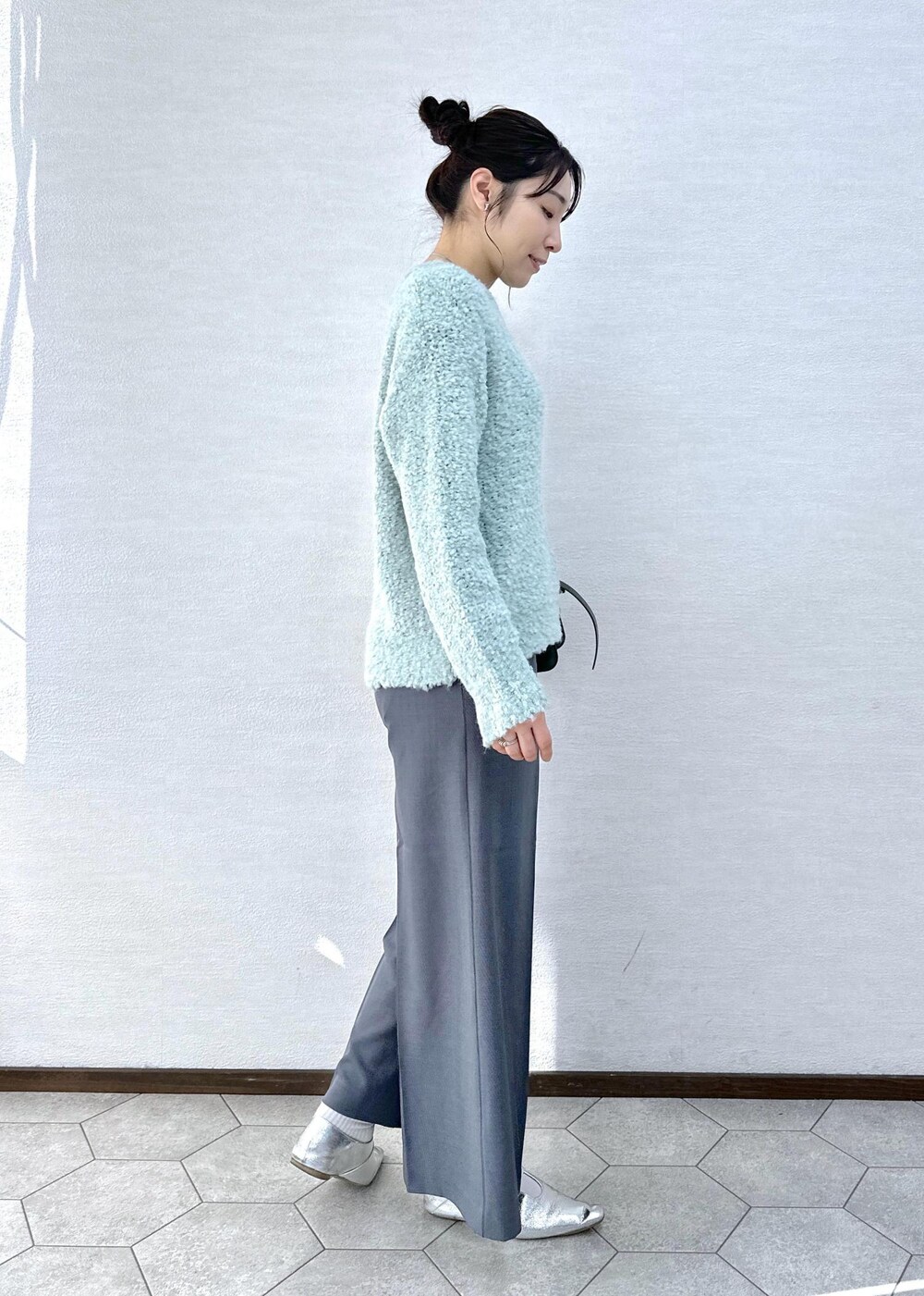 グリーン系のショルダーバッグ、グレー系のその他パンツ、グリーン系のニット/セーターを着用したレディースの冬コーディネートの3枚目の写真