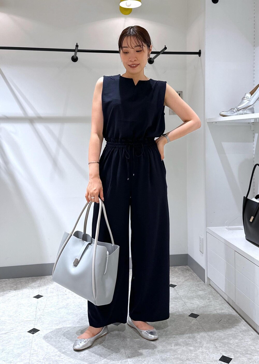 ブルー系のシャツ/ブラウス、ブルー系のその他パンツ、ブラック系のテーラードジャケットを着用したレディースの夏コーディネートの10枚目の写真