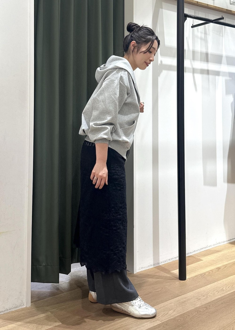 ブラック系のショルダーバッグ、ブラック系のワンピース、ホワイト系のTシャツ/カットソーを着用したレディースの春コーディネートの4枚目の写真