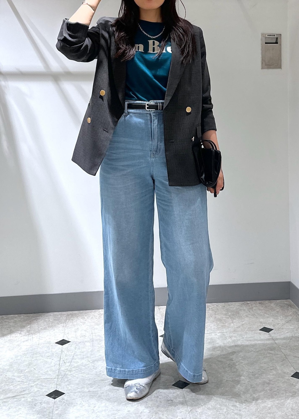 シルバー系のバレエシューズ、ブラック系のトートバッグ、ブルー系のデニムパンツを着用したレディースの夏コーディネートの7枚目の写真