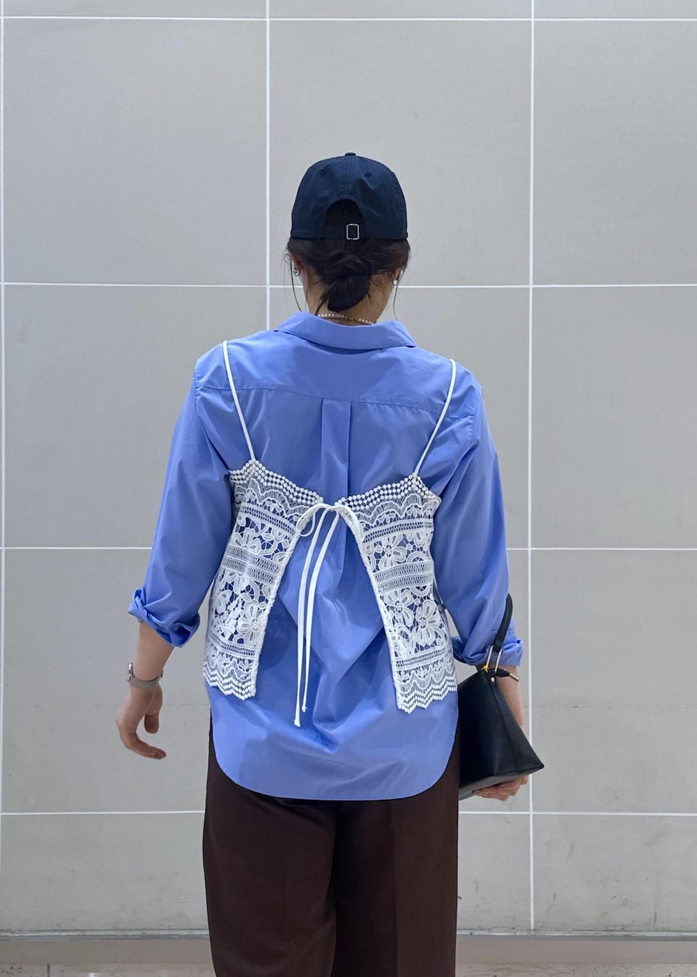 ホワイト系のキャミソール、ブルー系のシャツ/ブラウス、ブラウン系のその他パンツを着用したレディースの春コーディネートの8枚目の写真