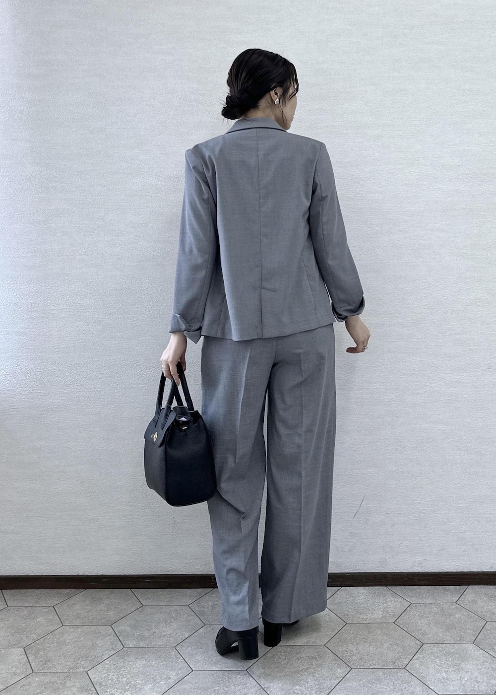 ブラック系のローファー、ブラック系のトートバッグ、ブラック系のタンクトップを着用したレディースの春コーディネートの4枚目の写真