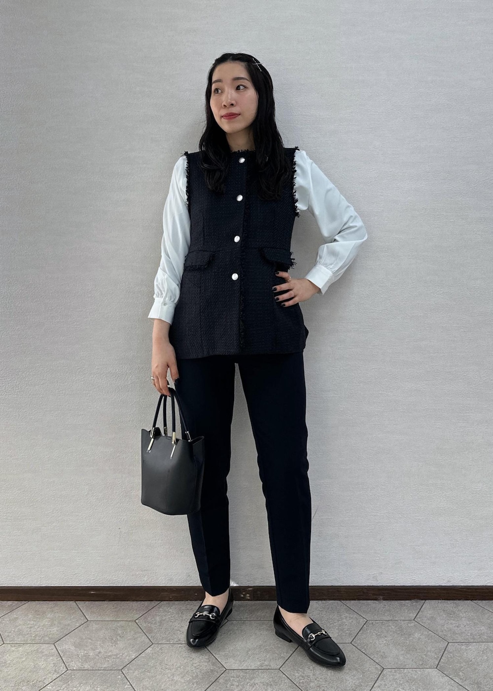 ホワイト系のシャツ/ブラウス、ブラック系のトートバッグ、ブラック系のローファーを着用したレディースの冬コーディネートの3枚目の写真