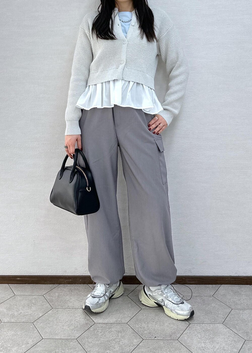 グレー系のカーゴパンツ、ブルー系のTシャツ/カットソー、グレー系のカーディガン/ボレロを着用したレディースの冬コーディネートの6枚目の写真
