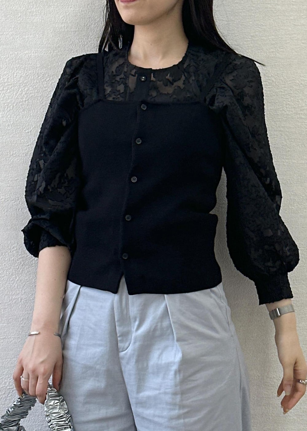 ブルー系のその他パンツ、シルバー系のショルダーバッグ、ブラック系のカーディガン/ボレロを着用したレディースの春コーディネートの6枚目の写真