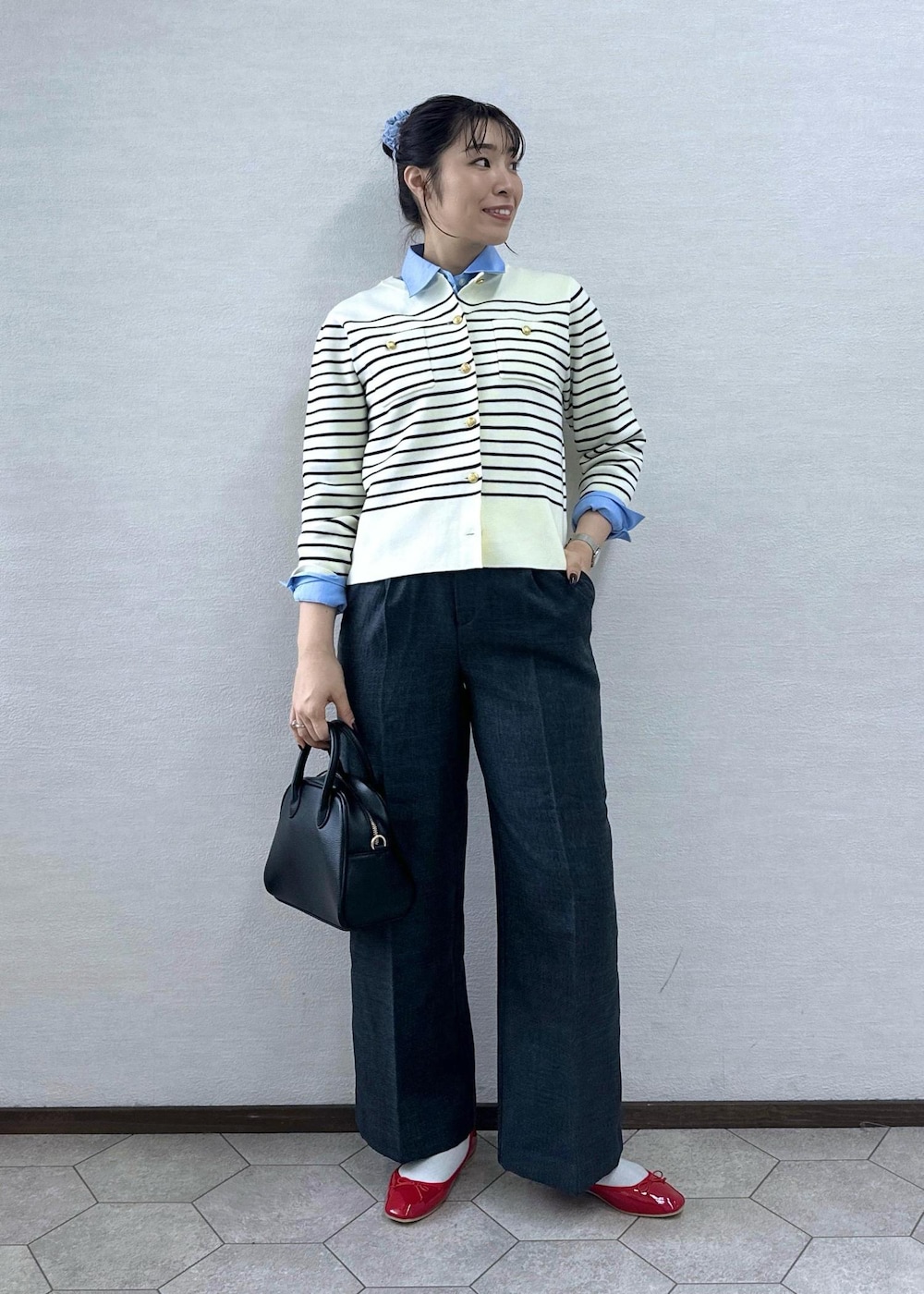 レッド系のバレエシューズ、ホワイト系のカーディガン/ボレロ、ブルー系のシャツ/ブラウスを着用したレディースの秋コーディネートの2枚目の写真