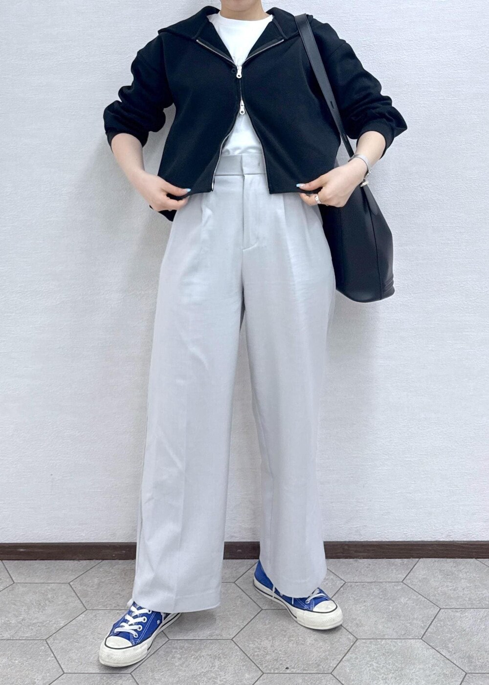 ブラック系のパーカー、グレー系のその他パンツ、ホワイト系のTシャツ/カットソーを着用したレディースの春コーディネートの6枚目の写真