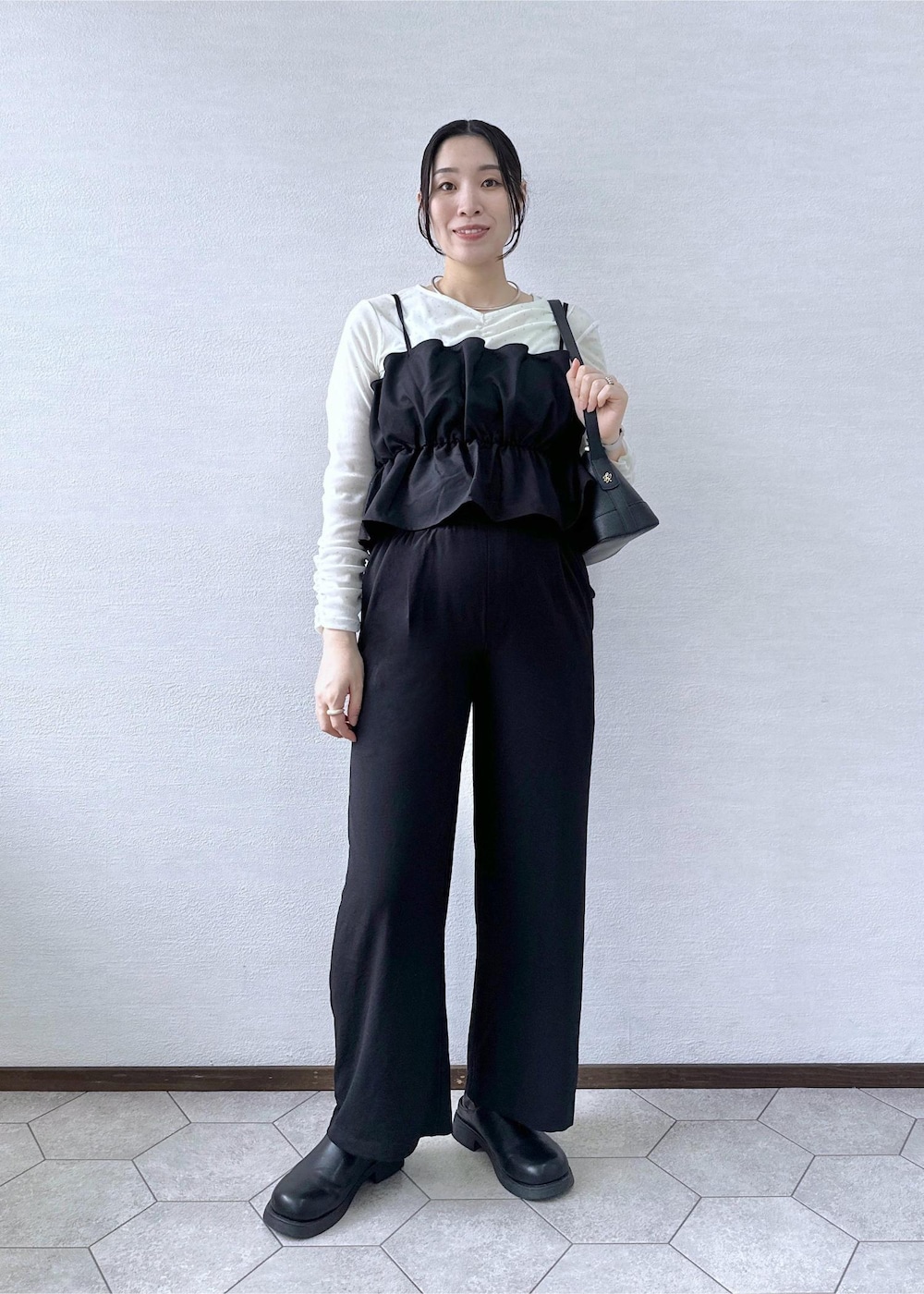 ブラック系のその他パンツ、ブラック系のショルダーバッグ、ブラック系のキャミソールを着用したレディースの秋コーディネートの2枚目の写真
