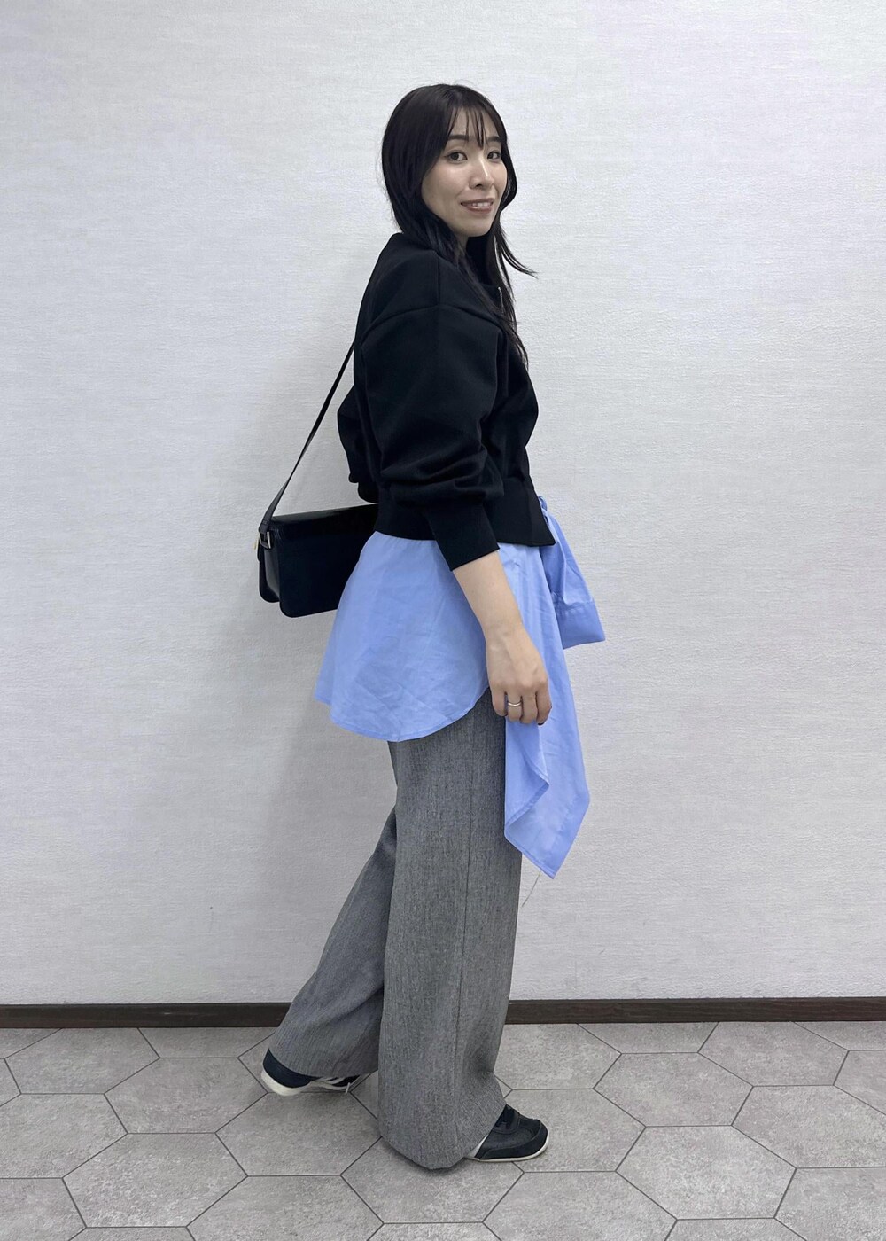 ブラック系のショルダーバッグ、グレー系のその他パンツ、ブルー系のシャツ/ブラウスを着用したレディースの秋コーディネートの3枚目の写真