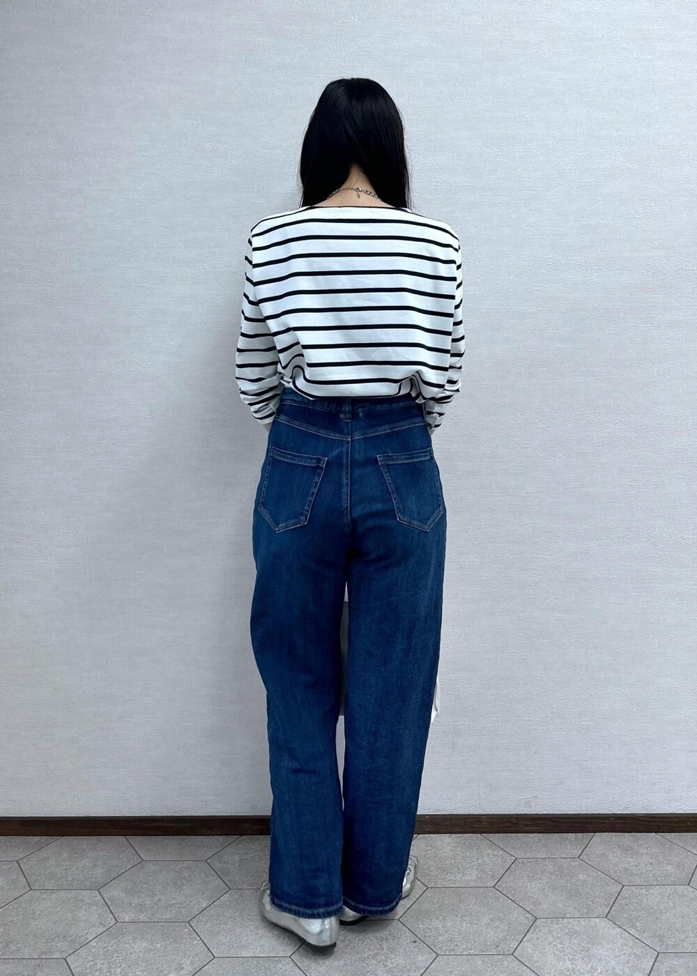 ホワイト系のTシャツ/カットソー、ブルー系のデニムパンツ、ホワイト系のショルダーバッグを着用したレディースの春コーディネートの4枚目の写真