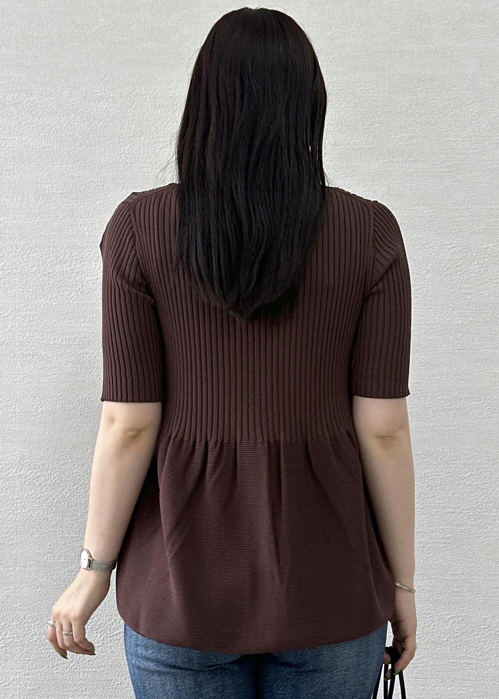 ブラウン系のカーディガン/ボレロ、ブラック系のトートバッグ、ブルー系のデニムパンツを着用したレディースの夏コーディネートの7枚目の写真