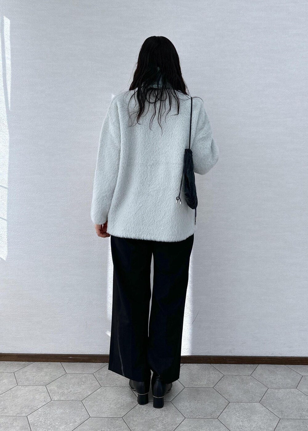 ブラック系のその他パンツ、ブラック系のブーツ、ブラック系のショルダーバッグを着用したレディースの冬コーディネートの5枚目の写真