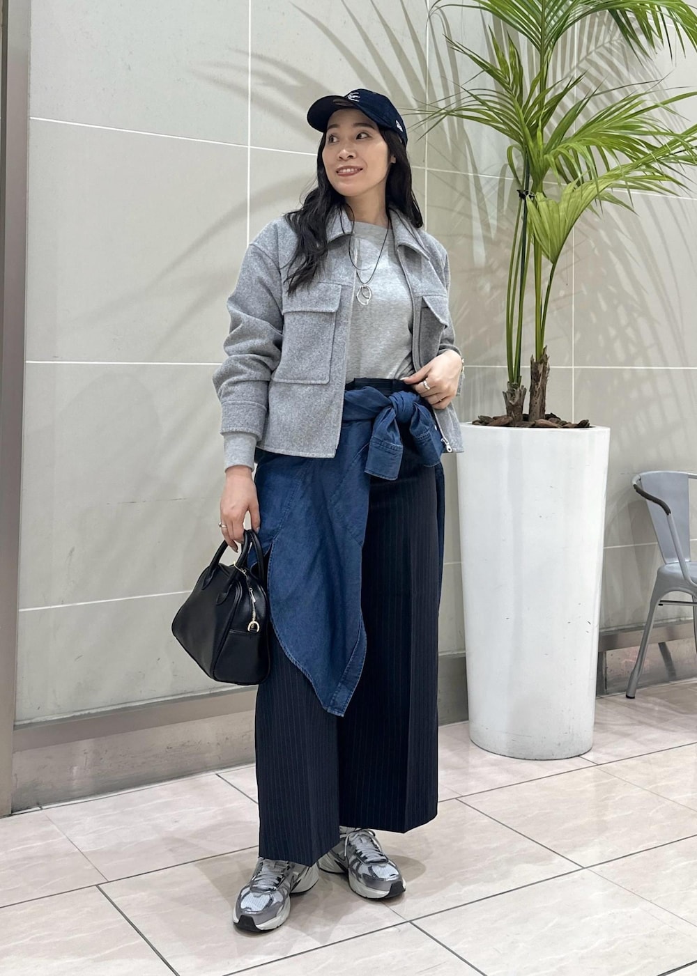 ブルー系のその他パンツ、ブルー系のシャツ/ブラウス、ブラック系のボストンバッグを着用したレディースの秋コーディネートの3枚目の写真