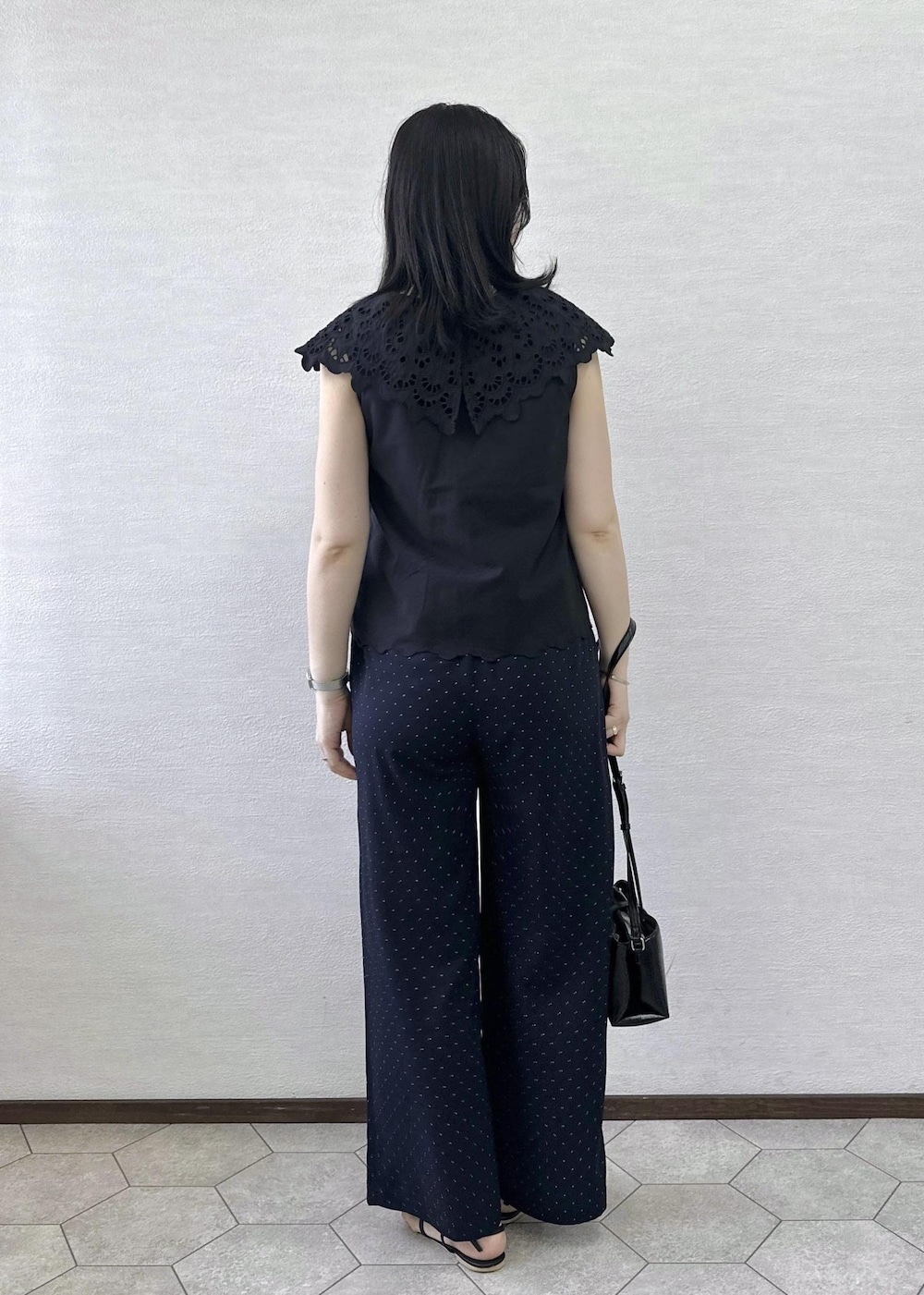 ブラック系のショルダーバッグ、ブルー系のその他パンツ、ブラック系のシャツ/ブラウスを着用したレディースの夏コーディネートの5枚目の写真
