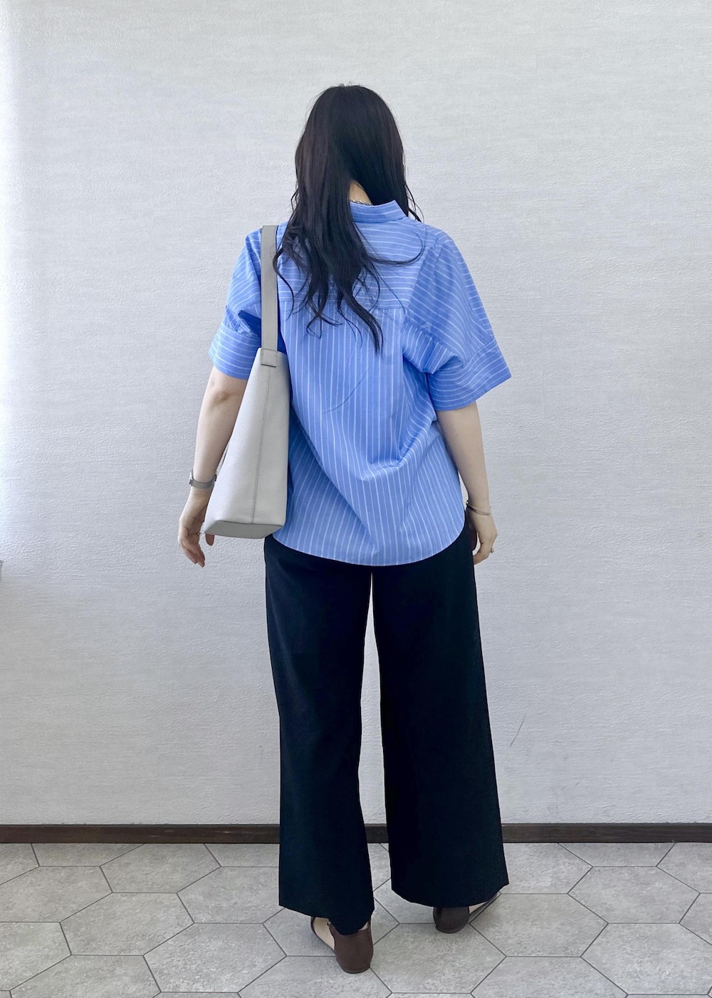 ブラウン系のパンプス、グレー系のショルダーバッグ、ブラック系のその他パンツを着用したレディースの春コーディネートの5枚目の写真