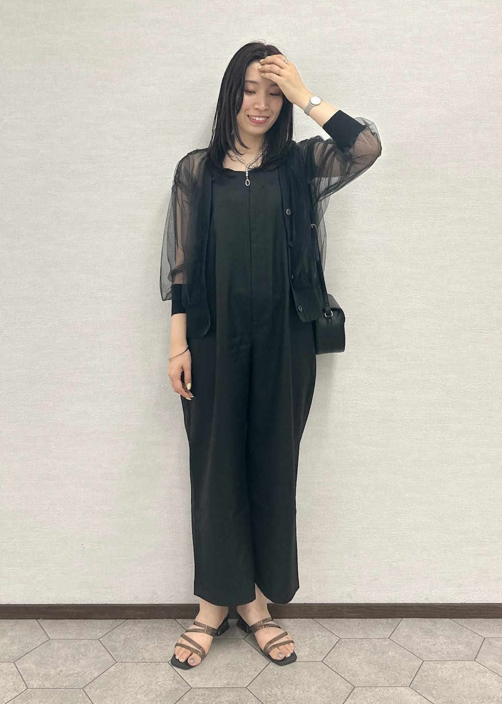 ブラック系のつなぎ/オールインワン、ブラック系のショルダーバッグ、ブラック系のカーディガン/ボレロを着用したレディースの夏コーディネートの3枚目の写真