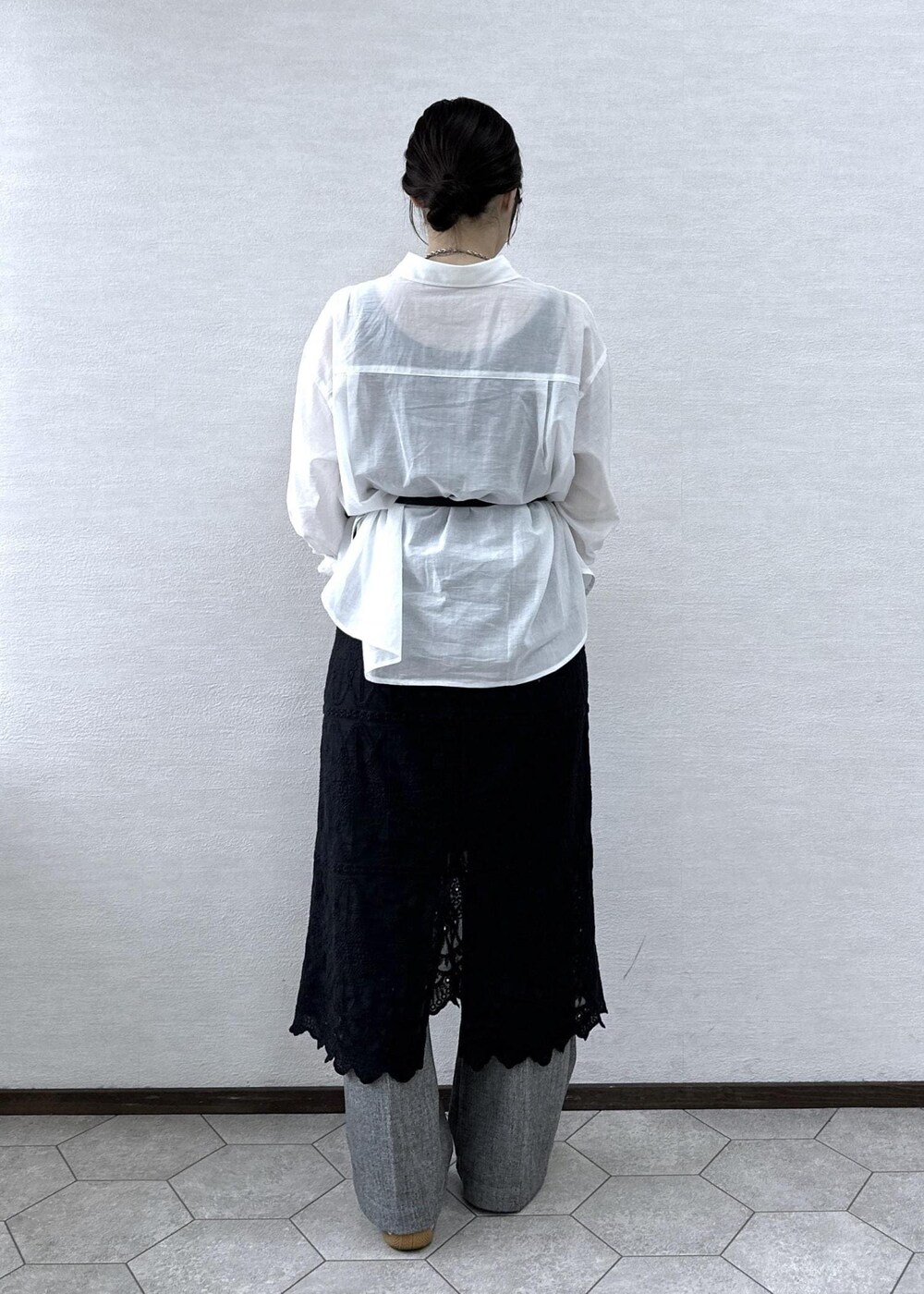 ブラック系のショルダーバッグ、グレー系のその他パンツ、ブラック系のワンピースを着用したレディースの春コーディネートの4枚目の写真