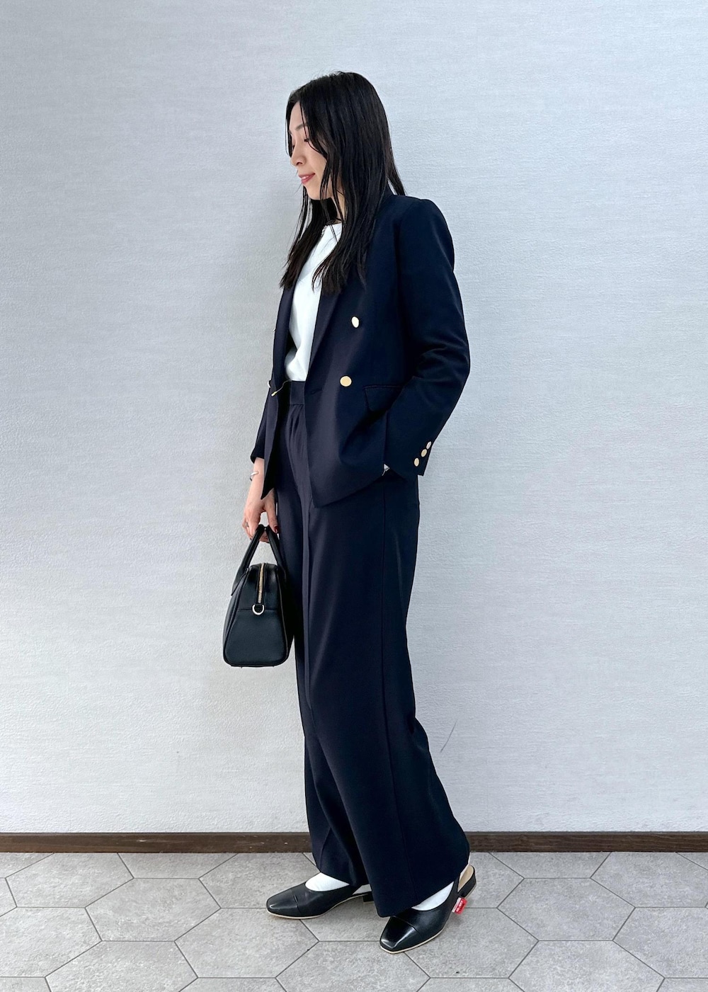 ブラック系のパンプス、ホワイト系のTシャツ/カットソー、ブルー系のその他パンツを着用したレディースの冬コーディネートの5枚目の写真