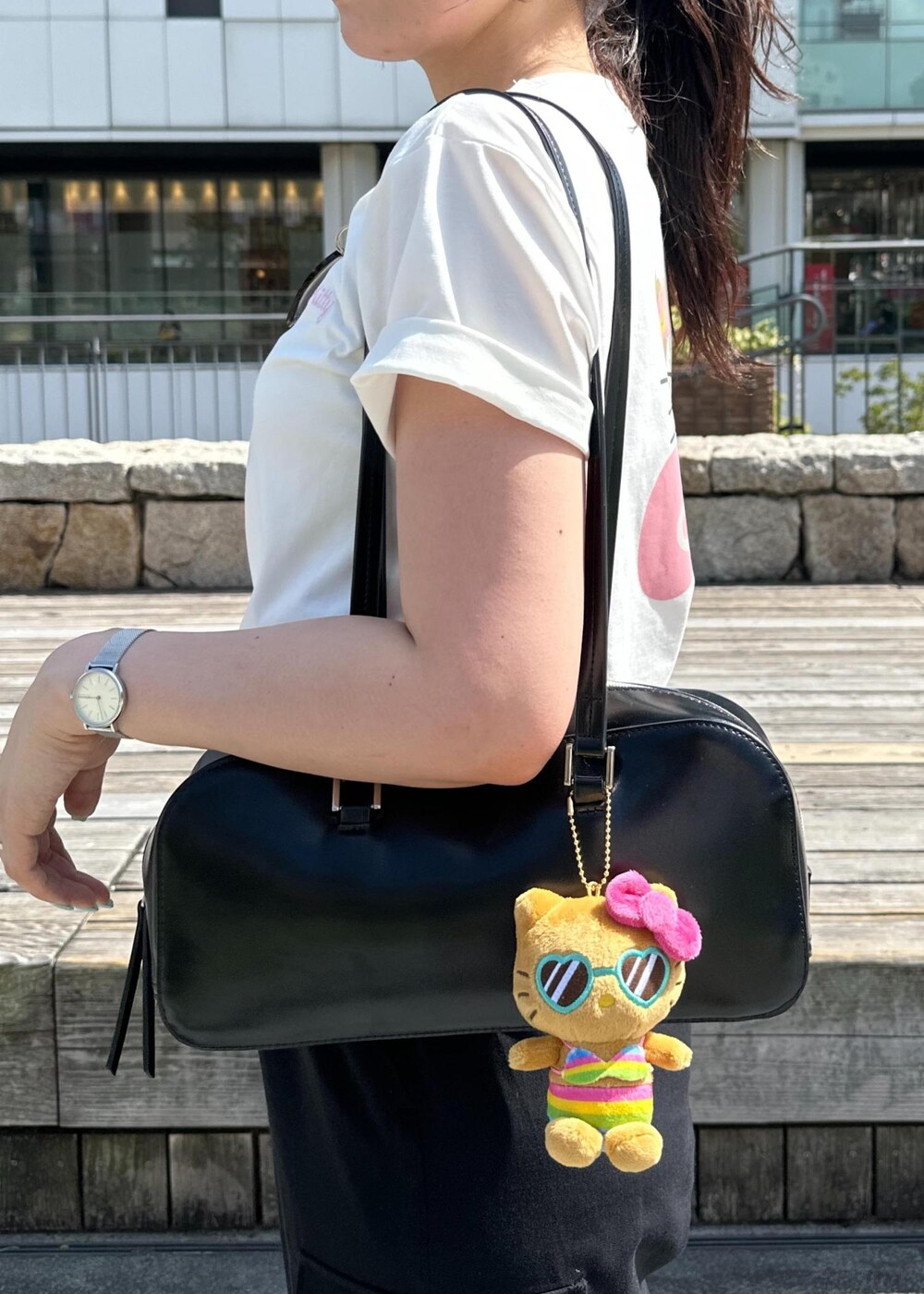 ブラック系のカーゴパンツ、ブラック系のサンダル、ホワイト系のTシャツ/カットソーを着用したレディースの夏コーディネートの7枚目の写真