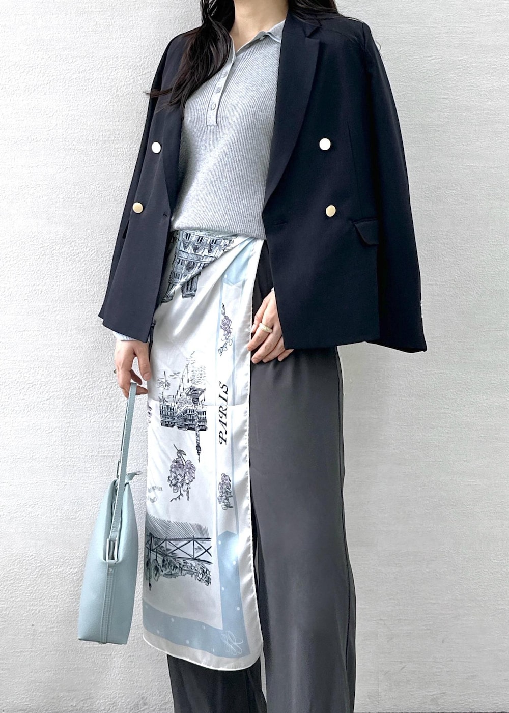 ブルー系のショルダーバッグ、ブラウン系のローファー、ブルー系のテーラードジャケットを着用したレディースの冬コーディネートの6枚目の写真