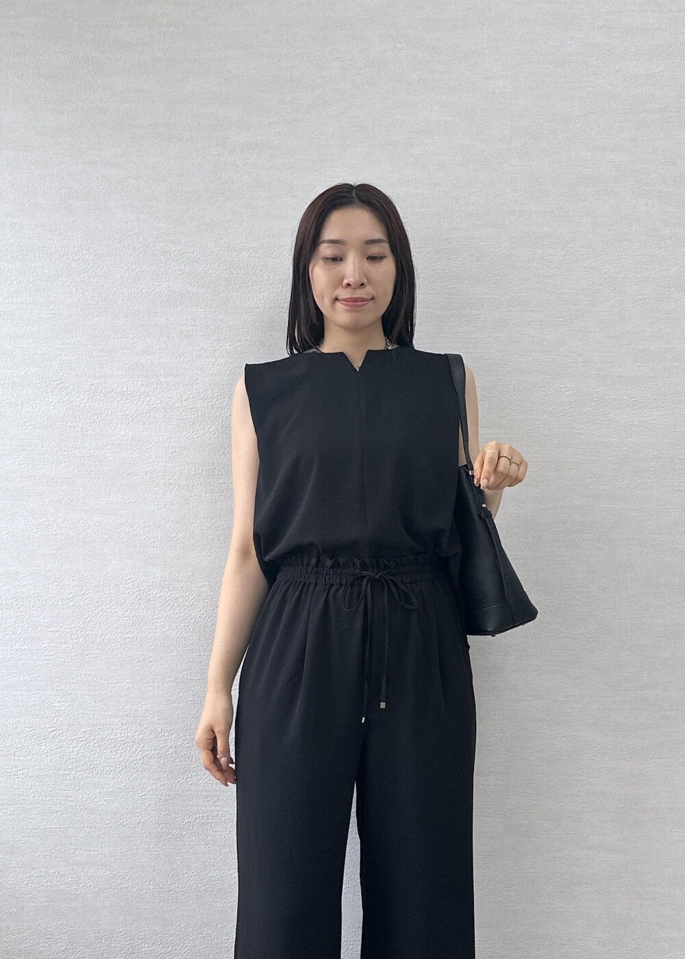 ブラック系のローファー、ブラック系のショルダーバッグ、ブラック系のその他パンツを着用したレディースの夏コーディネートの6枚目の写真