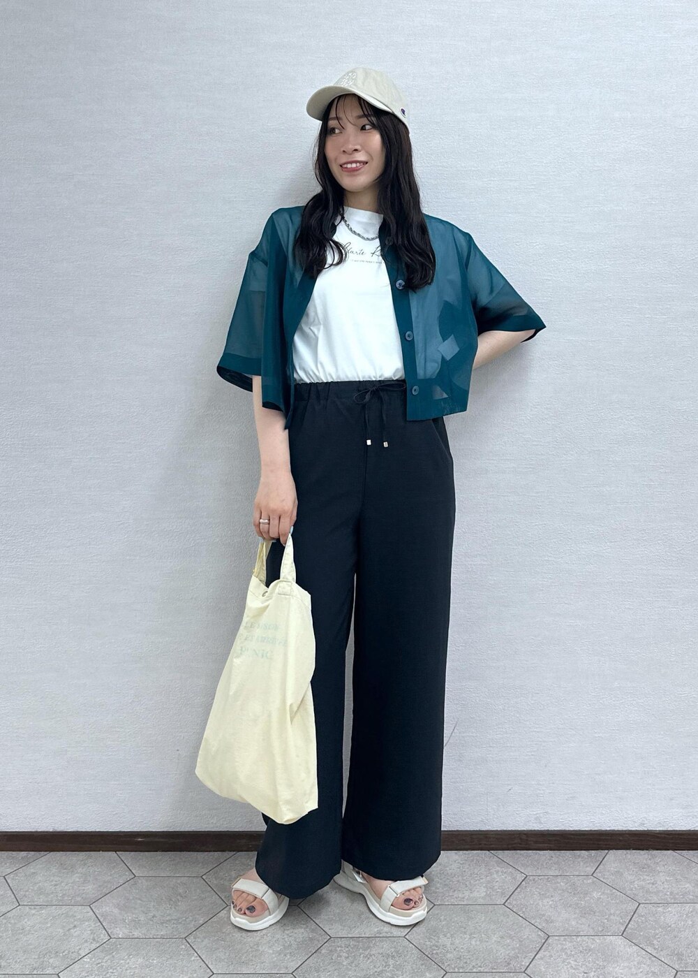 グリーン系のシャツ/ブラウス、ホワイト系のTシャツ/カットソー、グレー系のその他パンツを着用したレディースの夏コーディネートの2枚目の写真