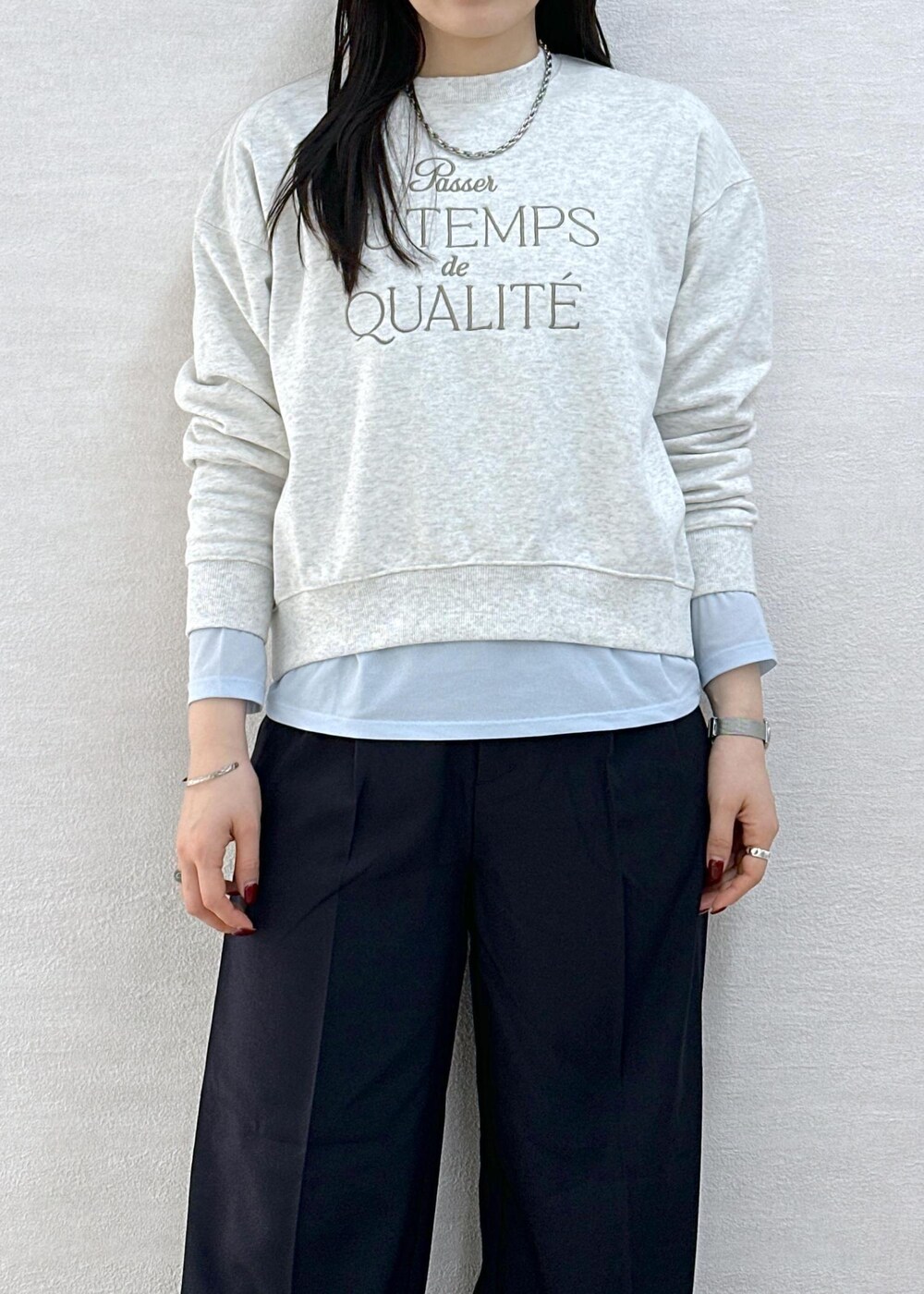 ブルー系のTシャツ/カットソー、グレー系のスウェット、ブルー系のその他パンツを着用したレディースの冬コーディネートの7枚目の写真