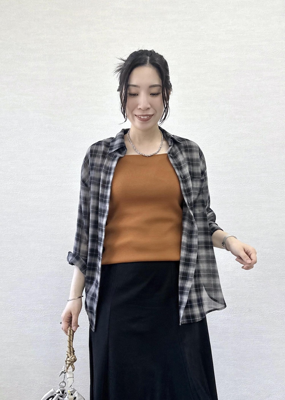 グレー系のショルダーバッグ、ブラック系のサンダル、イエロー系のタンクトップを着用したレディースの夏コーディネートの8枚目の写真