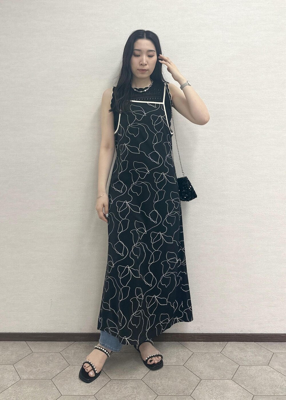 ブラック系のサンダル、ブラック系のショルダーバッグ、ブラウン系のニット/セーターを着用したレディースの春コーディネートの2枚目の写真