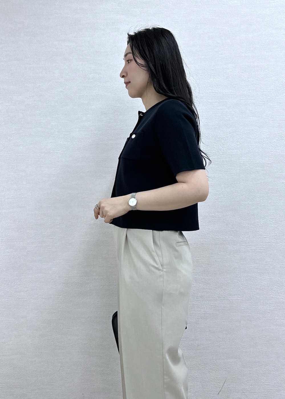 ブラック系のボストンバッグ、ブラック系のサンダル、ベージュ系のその他パンツを着用したレディースの春コーディネートの7枚目の写真