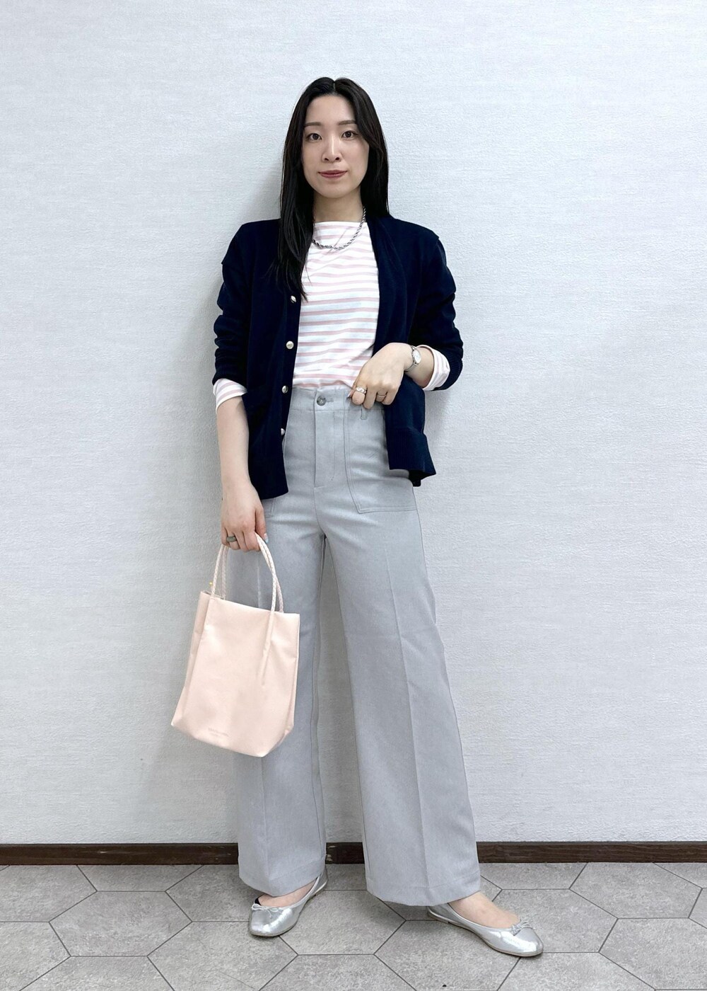 ブルー系のカーディガン/ボレロ、ピンク系のTシャツ/カットソー、グレー系のその他パンツを着用したレディースの春コーディネートの2枚目の写真