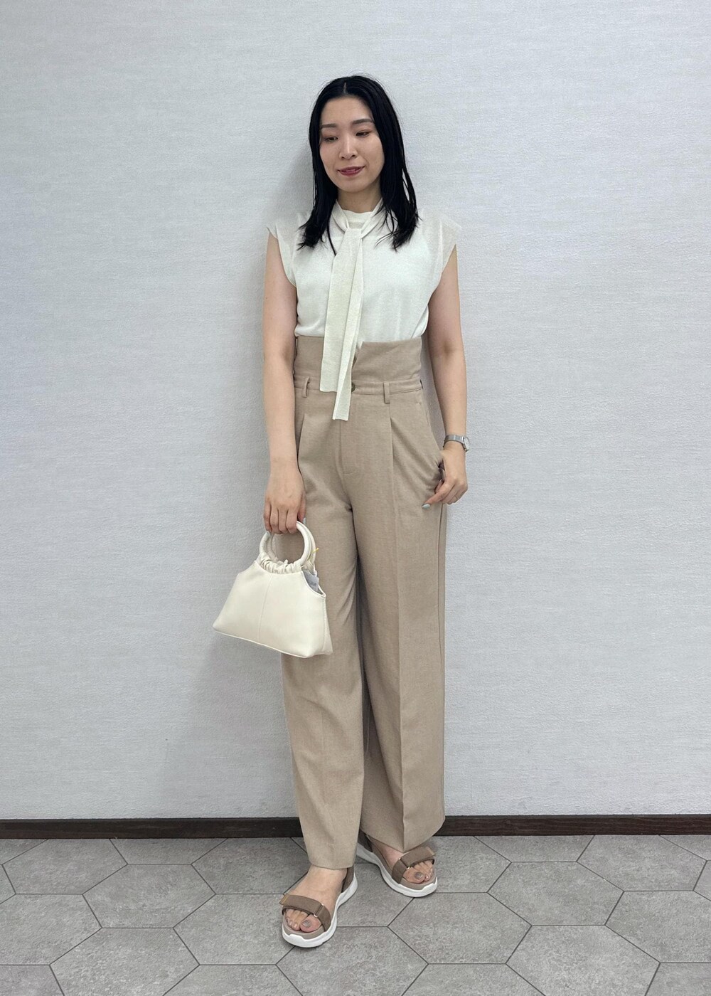 ベージュ系のサンダル、ベージュ系のその他パンツ、ホワイト系のショルダーバッグを着用したレディースの夏コーディネートの2枚目の写真