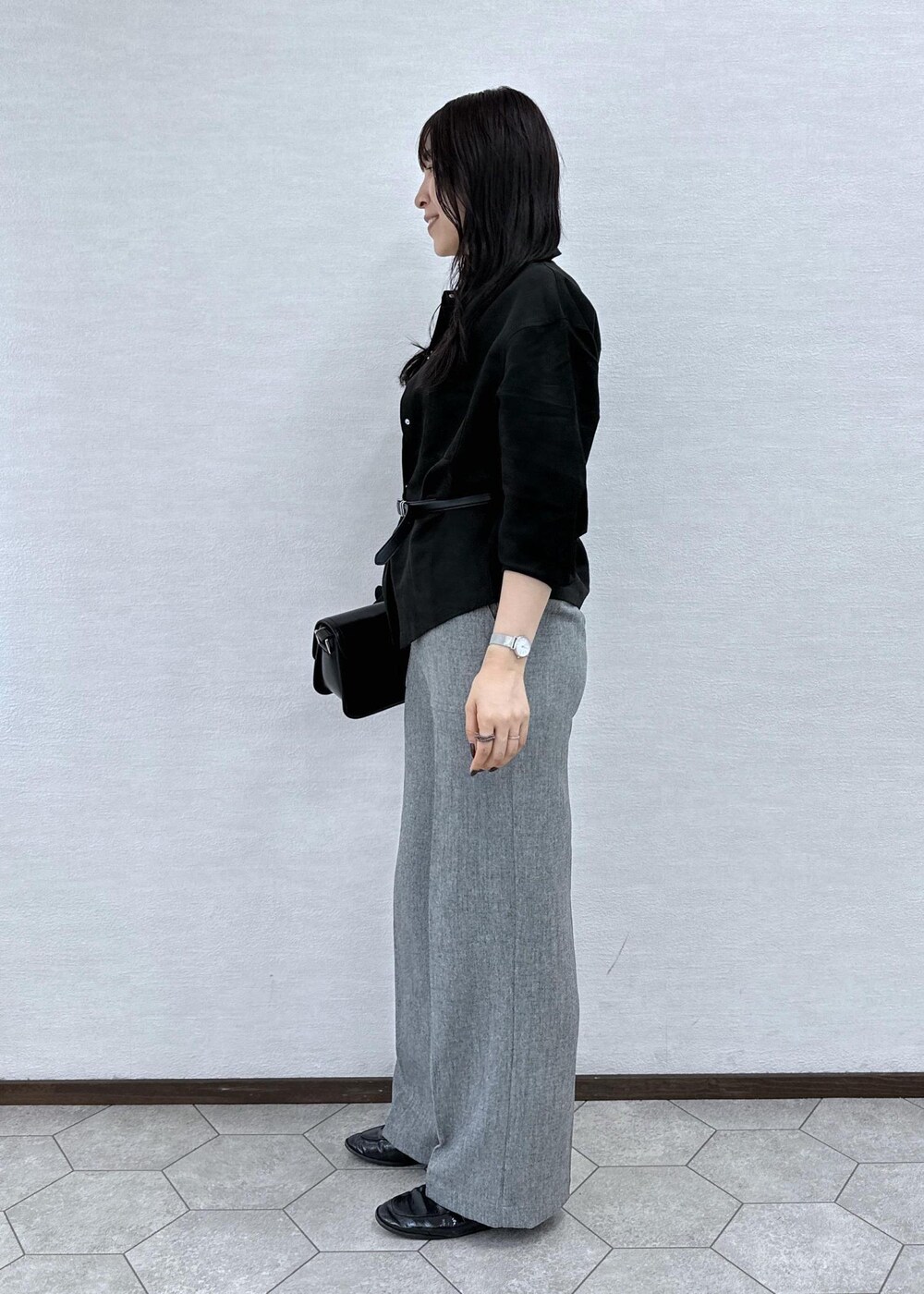 ブラック系のシャツ/ブラウス、グレー系のその他パンツ、ブラック系のショルダーバッグを着用したレディースの秋コーディネートの4枚目の写真