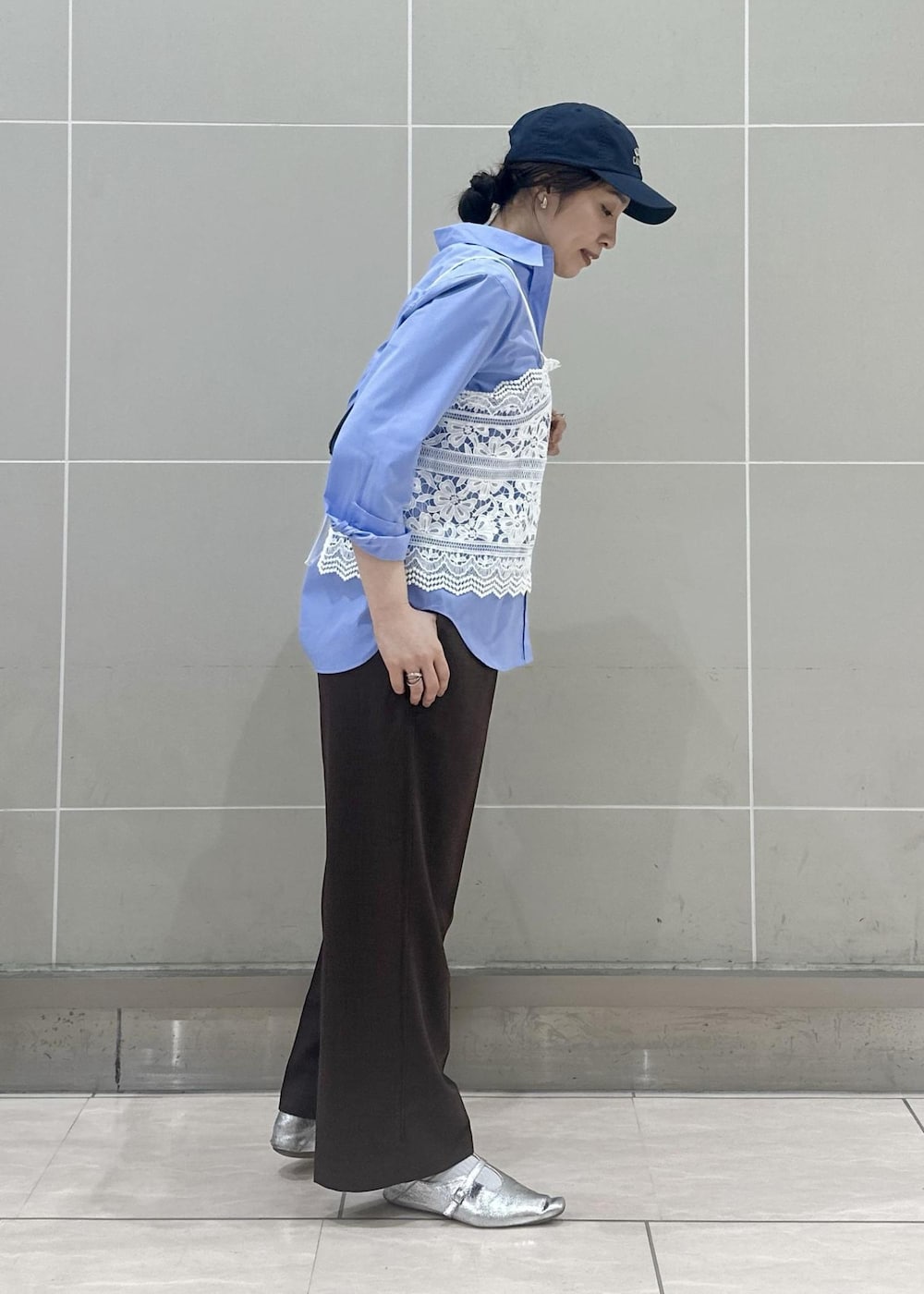 ホワイト系のキャミソール、ブルー系のシャツ/ブラウス、ブラウン系のその他パンツを着用したレディースの春コーディネートの5枚目の写真