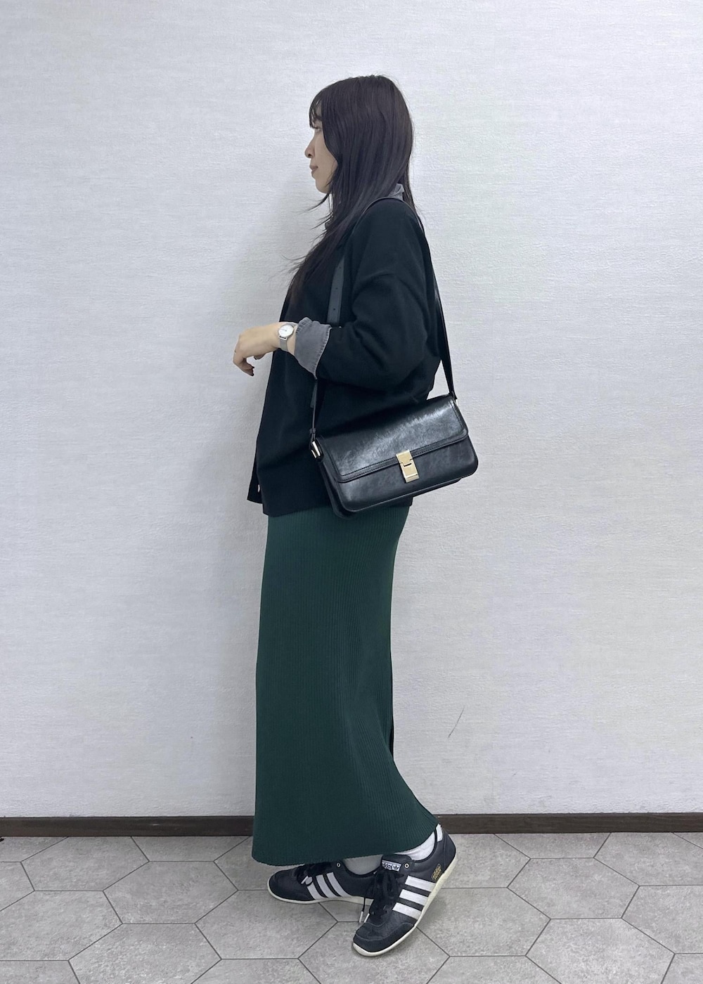 ブラック系のショルダーバッグ、グレー系のシャツ/ブラウス、ブラック系のカーディガン/ボレロを着用したレディースの秋コーディネートの5枚目の写真