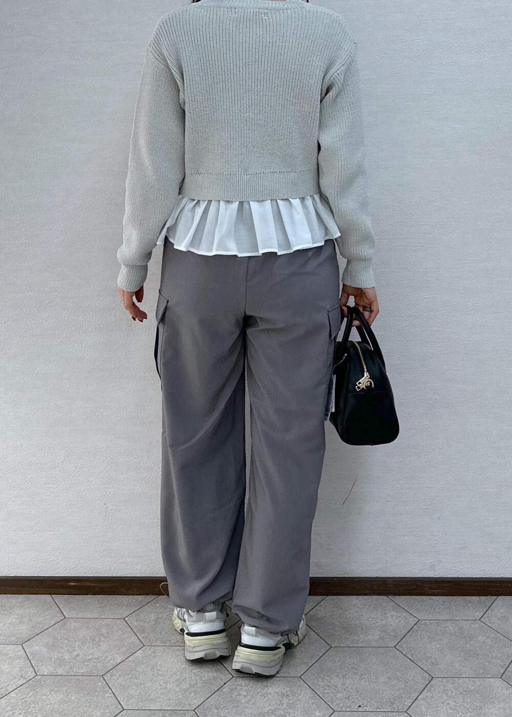 グレー系のカーゴパンツ、ブルー系のTシャツ/カットソー、グレー系のカーディガン/ボレロを着用したレディースの冬コーディネートの5枚目の写真