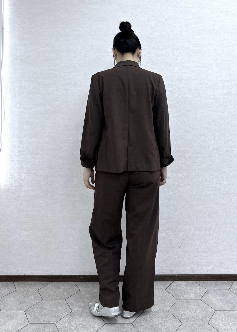 ブラウン系のその他パンツ、ブラウン系のテーラードジャケットを着用したレディースの春コーディネートの5枚目の写真